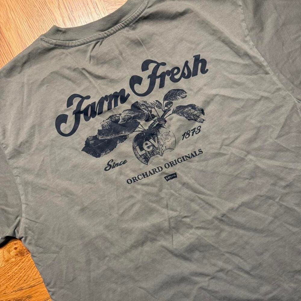 Levi’s Vintage Fit Farm Fresh Orchard Graphic T-Shirt Medium